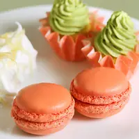 左奥：ギモーヴ塩レモン、手前：マカロンフランボワーズ、右奥：苺ソースと抹茶クリームのプチガトー