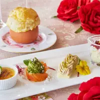 「サーモンのクリームチャウダースープ」 ファーストディッシュのパイ包みスープで 胃を温めてからスイーツを堪能 三大珍味セイボリーは美味 イメージ