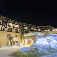 ホテル敷地内に氷のドームが出現