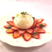 イチゴとブラータチーズのデザートサラダ