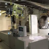​「はやぶさ」模型と「イトカワより採取したサンプル実物（JAXA 所蔵）」