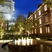 夜の一号館広場