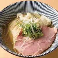 【埼玉】中華そば よしかわ／黄金の煮干しわんたんめん白醤油 イメージ