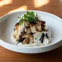ローストカリフラワー | アーモンドとブラウンバター 炭ネギ添え