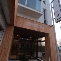 木のあしらいが印象的なエントランス