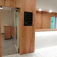 木の温かみを感じるロビー