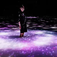 人と共に踊る鯉によって描かれる水面のドローイング - Infinity