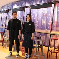 新しい制服を着用したスタッフ