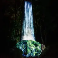 かみさまの御前なる岩に憑依する滝／Universe of Water Particles on a Sacred Rock