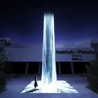 空から降り注ぐ憑依する滝／Universe of Water Particles Falling from the Sky