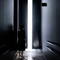 坂の上にある光の滝／Waterfall of Light Particles at the Top of an Incline