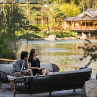 積翠園を望むテラス席