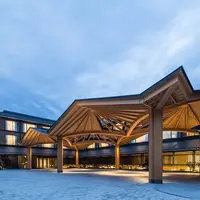 和傘をモチーフにしたデザインが印象的なフォーシーズンズホテル京都エントランス