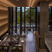 池庭を望む「ブラッスリー」店内