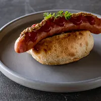 粗挽きソーセージを石釜パンで包んだホットドッグ