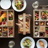 特製の木箱で提供する洋朝食（左）と和朝食（右）
