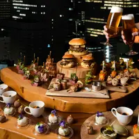 最上階からの夜景とともに贅沢お料理を イメージ
