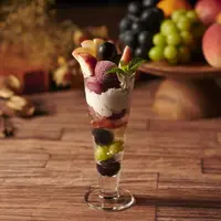 ホテル特製のパフェ"Fruitful Parfait"