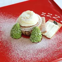 【寝坊してすんマフィン​】 ビスケットサンドの布団とカップケーキの家