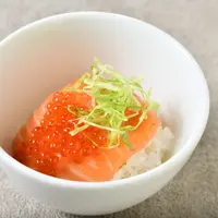 鱒の子とノルウェーサーモンの漬け丼 柚子胡椒風味