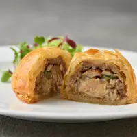 セップ茸とフォワグラのパイ包み焼 プティサラダ添え