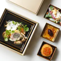 ランチボックスから、肉のメニュー。南瓜のサラダ アーモンド リコッタチーズ フォアグラのブリュレ 林檎のジャム サーモンフィッシュケーキ 丹波チキンのガランティーヌ トリュフマッシュポテト 茸のソテー
