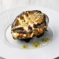 【選べるメインディッシュ（2）】国産“黒鮑”（200ｇサイズ）のステーキ 白いんげん豆のラグーと生海苔風味の香味バターソース イメージ