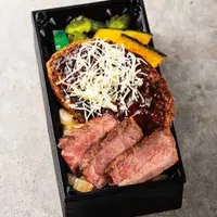 白老牛サーロインステーキとチーズ添えハンバーグ弁当