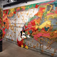 London Kaye“Supersonic Skein” (c) Disney ※写真はニューヨーク展の展示風景。日本展に向けて再制作。