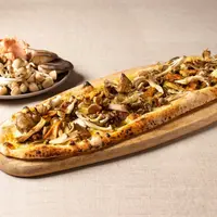 4種きのこと松茸香る自家製ベーコンジャムのボードピッツァ