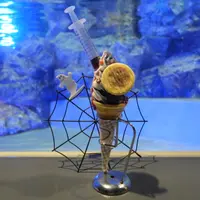 注射器に入ったストロベリーソースをかけて完成（イメージ）