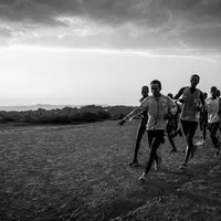 ケニアにあるカクマ難民キャンプで陸上長距離の練習に励む難民たち (c)渋谷敦志