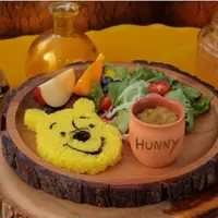 「プーさん」ほんのりはちみつバーガー、「プーさん」はちみつリンゴカレー、「プーさん」と仲間たちみんなでピクニックサラダ(c) Disney. Based on the "Winnie the Pooh" works by A.A. Milne and E.H. Shepard.