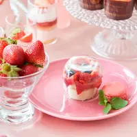  最初の一皿：スノードーム　フレッシュ苺とともに（テーブルサービス） イメージ