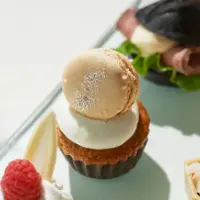 「紅茶カップケーキ、オレンジクリーム、キャラメルマカロン添え」イメージ