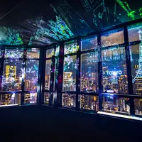 展望台の窓に映し出される世界中のランドマーク