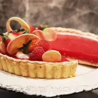 ホワイトチョコをあしらった苺タルト