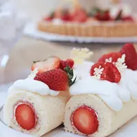 ふわふわスポンジで苺をくるんだロールケーキ