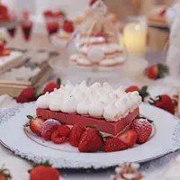 ふわふわの苺ムースとサクサクしたメレンゲとの絶妙な食感が楽しめるメリンガータ