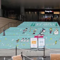 大階段の装飾 イメージ (c) 2020 Peanuts Worldwide LLC