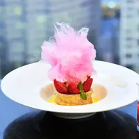 グランデザート「飴をまとった苺のブーシュ 温かい苺のソースとともに」 イメージ