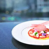 グランデザート「苺とバニラのパレ 苺アイスにチュイルを添えて」 イメージ