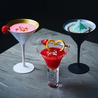 左から「ピンクストロベリーブリュレ」（モクテル）、「ストロベリーエンジェルショット」、「ブルーバナーヌショコラ」 イメージ