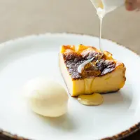 ウェールズ産チーズが香る 濃厚バスクチーズケーキ バニラアイスクリームとともに イメージ
