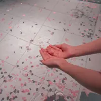 お湯の中にも花びら