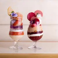 （左）ラベンダーとグレープフルーツのパフェ（右）白桃とペッシュ・ド・ヴィーニュのパフェ イメージ