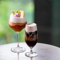 （左）ピーチ＆ダージリンフラッペ（右）エスプレッソフラッペ イメージ