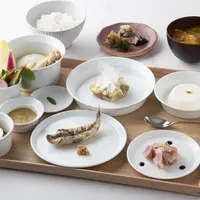 御飯と椀物。小鉢6種はすべての朝食に付く。 イメージ