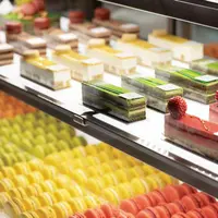 色とりどりのスイーツが並ぶショーケース イメージ