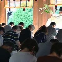 お祓いを受ける参拝者